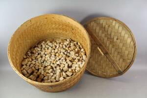 Korkar och korg med lock 