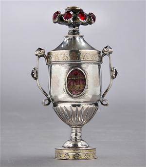 Sønderjysk vaseformet empire hovedvandsæg af sølv med flusser, 1800-tallets midte