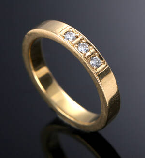 Børge Krogbæk Lydersen. Alliancering af 18 kt. guld med tre diamanter