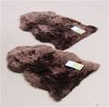To New Zealandske lammeskind. Farve Walnut 2.