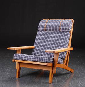 Hans J. Wegner. Højrygget lænestol af egetræ, model GE-375