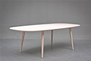 Snedkermester Lau Lauritsen. Ellipseformet spisebord i ask og birk, L. 242 cm