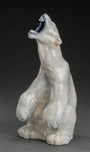 Royal Copenhagen. Porcelænsfigur i form af brølende isbjørn, 1. sort