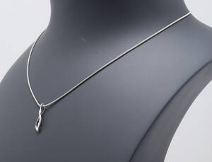 Brillantvedhæng, brillant ca. 0.006 ct. 14 kt. hvidguld, dertil en kæde af sterling sølv