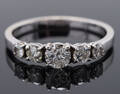 Ring af 14 kt. hvidguld med 5 brillanter