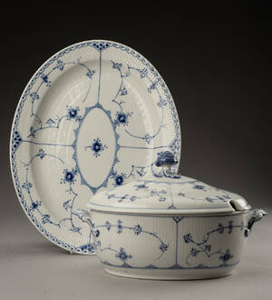 Royal Copenhagen. Musselmalet, riflet halvblonde, terrin nr. 214 samt fad nr. 534 2
