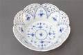 Kgl. Porcelæn. Musselmalet helblonde frugtskål   