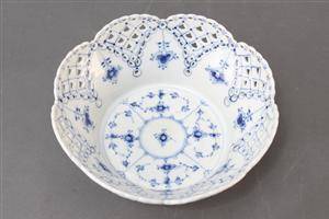 Kgl. Porcelæn. Musselmalet helblonde frugtskål   