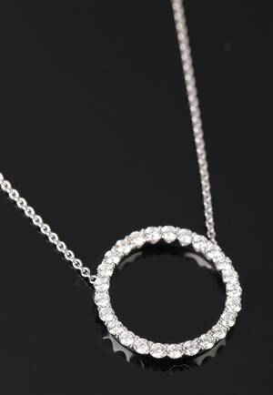 Halskæde af 14 kt hvidguld med brillantvedhæng 0.75 ct