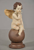 Putto af bemalet kunststof. Af nyere dato.