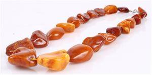 Dansk rav. Halskæde m polerede ravstykker, start 1900-tallet. 57 g.