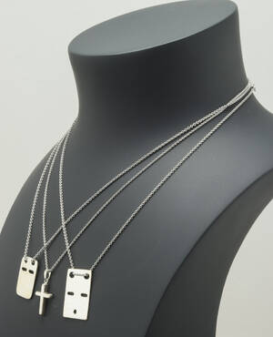 3 halskæder af sterling sølv, 2 med navneplade og et med korsformet vedhæng