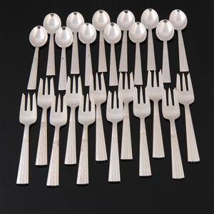 Jens Harald Quistgaard. Champagne, sæt teskeer samt kagegafler af sølv 24