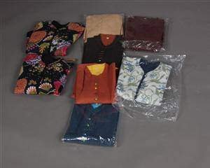 Et parti indiske damejakker af bomuld og silke 8