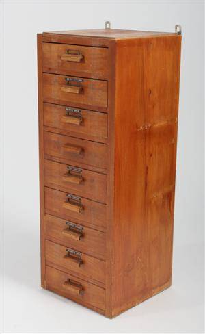 Skuffe sektion med reservedele til diverse ure. Mekaniske samt quartværker.