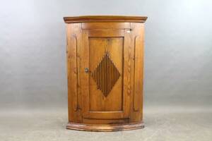 Hörnskåp i furu allmoge 1700-tal
