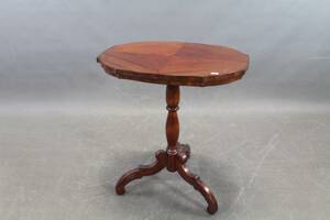 Pelarbord i rokokostil