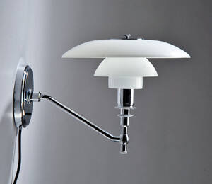 Poul Henningsen. PH 32 Akademi væglampe