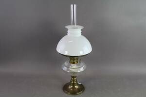 Fotogenlampa i glas och mässing