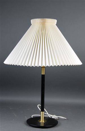Aage Petersen -  Le Klint  Bordlampe model 352