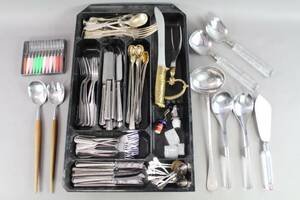 Blandade bestick i rostfritt och nysilver