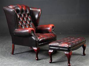 Øreklapstol i chesterfieldstil samt skammel 2