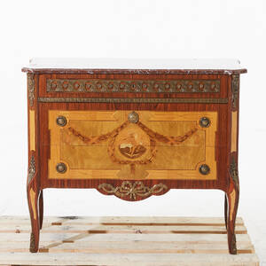 Byrå i gustaviansk stil 