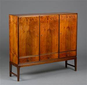 Dansk snedkermester. Sølvtøjsskab af mahogni