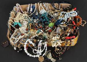 Stort parti bijouterier