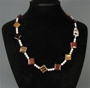 Collier mit Tiegerauge und Akoyaperlen, Schließe in Silber