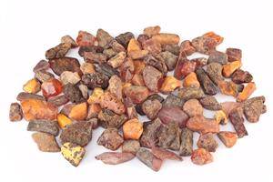 To poser med dansk upoleret rav ca. 680 gr. 