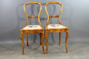 Stolar i rokokostil med broderad sits 2 st