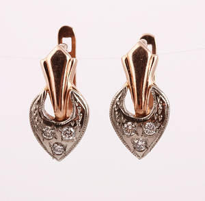 Et par små brillantørestikker af 14 kt. guld og hvidguld. 2