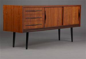 Dansk møbelproducent. Lav skænk af teaktræ. 1960erne