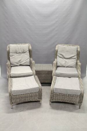 Fåtöljer med fotpallar och hörnbord i konstrotting 5 delar