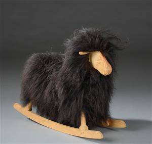 Poul Kjær. Rokkefår af fyrretræ og norsk lammeskind