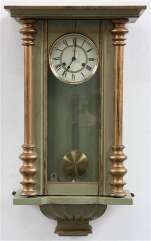 Vægur i bemalet træ, 1900-tallet.