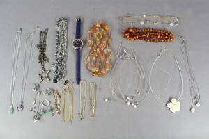 Armbandsur och diverse smycken