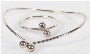 Smykkesæt i stelingsølv. Halsring samt armring, 94 g. 2