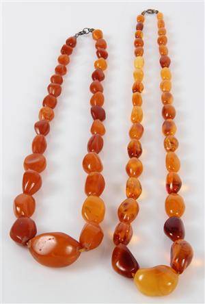 To ravkæder. Dansk poleret rav,  94 g. 2