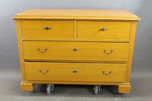 Byrå i furu 1800-tal 