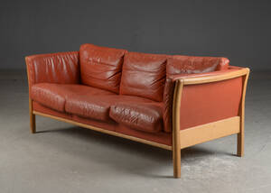 Tre personers sofa af læder og egetræ