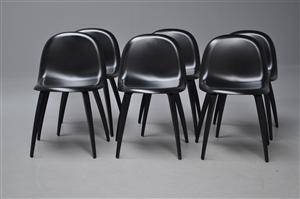 Komplot Design for Gubi. Seks stole af sortbejdset bøg, model 5 6 