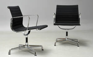 Charles Eames. Sæt på to armstole, model EA-107 2 