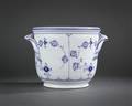 Kgl. Porcelæn. Vinkøler, riflet musselmalet 