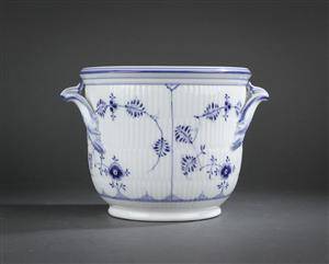 Kgl. Porcelæn. Vinkøler, riflet musselmalet
