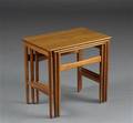 Hans J. Wegner. Sæt på tre indskudsborde af eg 