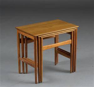 Hans J. Wegner. Sæt på tre indskudsborde af eg 