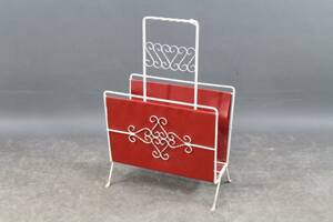 Tidningsställ i galon och smide