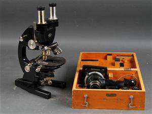 Carl Zeiss Jena. Mikroskop af sort lakeret metal samt foto forsats, 1900-tallet 2